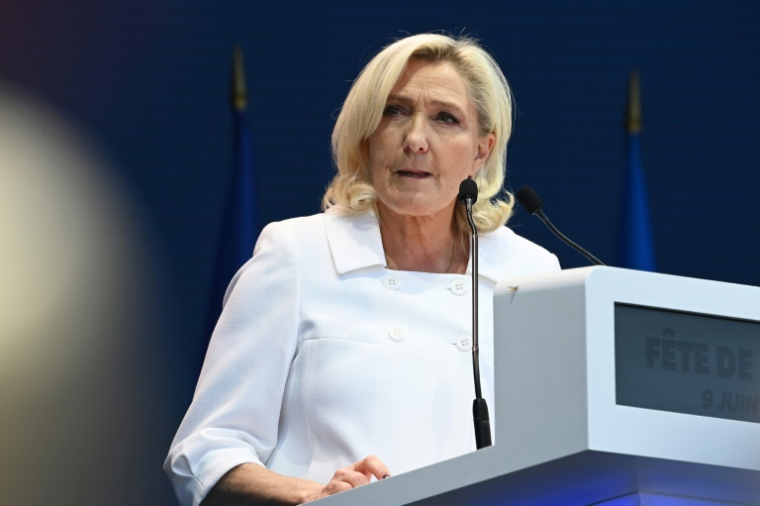 La présidente du groupe parlementaire du Rassemblement national, Marine Le Pen, prononce un discours à Mormant-sur-Vernisson, dans le centre de la France, le 9 juin 2025 ( AFP / JEAN-FRANCOIS MONIER )