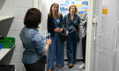 La secrétaire nationale du parti Les Écologistes, Marine Tondelier, visite un centre d'accueil des victimes de violences sexuelles à Bruxelles, le 15 juin 2026 ( AFP / Nicolas TUCAT )