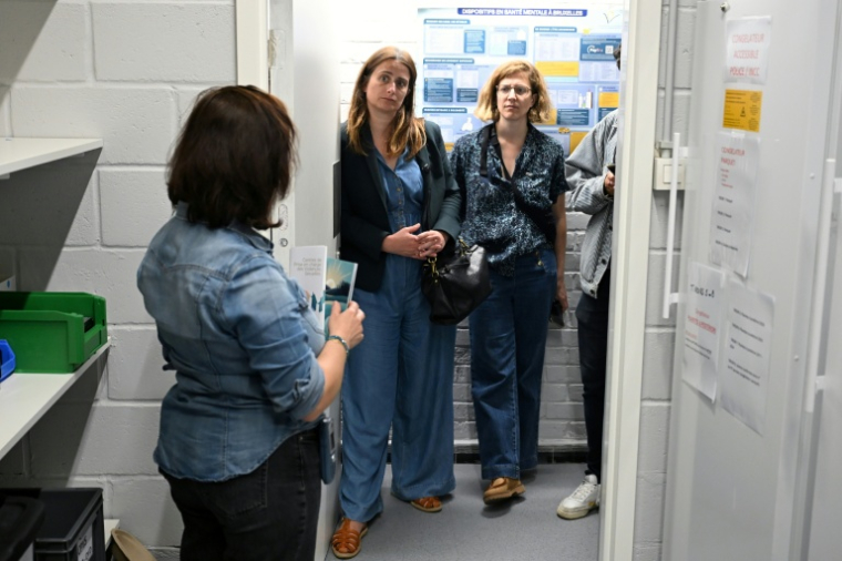 La secrétaire nationale du parti Les Écologistes, Marine Tondelier, visite un centre d'accueil des victimes de violences sexuelles à Bruxelles, le 15 juin 2026 ( AFP / Nicolas TUCAT )
