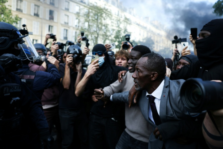 Le maire LFI de Saint-Denis Bally Bagayoko se tient entre le cordon de policiers et les lycéens manifestants à Paris, le 6 octobre 2026 ( AFP / Kenzo TRIBOUILLARD )