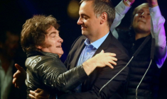 Le président argentin Javier Milei (à gauche) et Manuel Adorni, le 14 mai 2025 à Buenos Aires ( AFP / STRINGER )