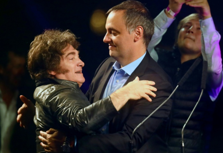 Le président argentin Javier Milei (à gauche) et Manuel Adorni, le 14 mai 2025 à Buenos Aires ( AFP / STRINGER )