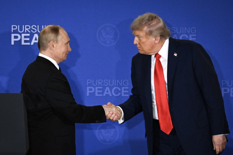 Vladimir Poutine et Donald Trump, à la base d'Elmendorf-Richardson (Alaska), en août 2025 ( AFP / DREW ANGERER )