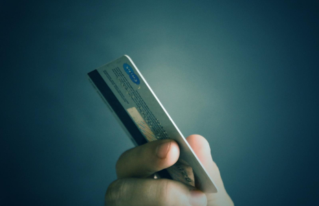 Une femme s'est fait escroquer de 8 000 euros par un faux agent de la répression des fraudes (illustration). (Pixabay / mastersenaiper)