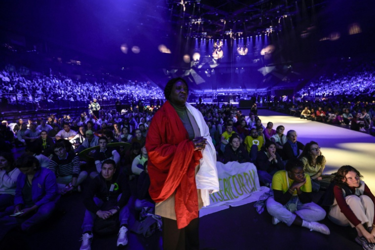 Plusieurs milliers de catholiques participent au "Congrès mission", à l'Accor Arena, à Paris, le 7 novembre 2025 ( AFP / STEPHANE DE SAKUTIN )