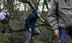 Cédric Jubillar (au centre), époux de Delphine Jubillar, participe à des recherches organisées par la gendarmerie le 23 décembre 2020 à Cagnac-les-Mines (Tarn) ( AFP / FRED SCHEIBER )
