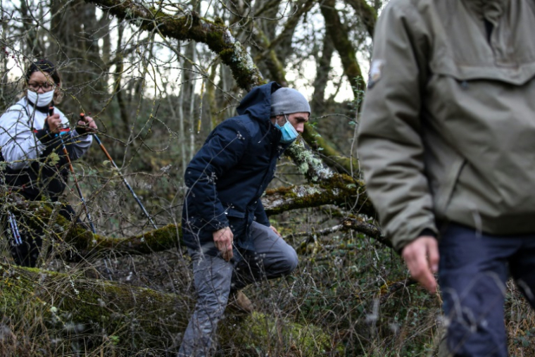 Cédric Jubillar (au centre), époux de Delphine Jubillar, participe à des recherches organisées par la gendarmerie le 23 décembre 2020 à Cagnac-les-Mines (Tarn) ( AFP / FRED SCHEIBER )
