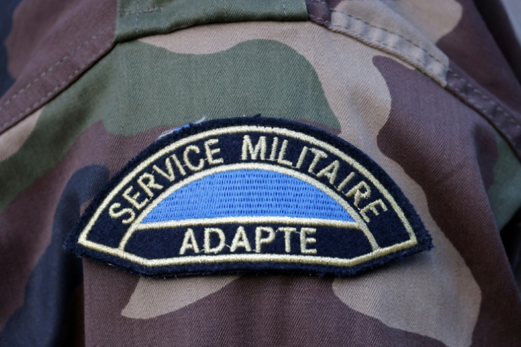 L'objectif est d'intégrer 10.000 jeunes par an en 2030, puis 42.500 en 2035 pour atteindre un total de 50.000 par an en cumulant avec les personnes qui font déjà le service militaire volontaire (SMV) et le service militaire adapté (SMA) ( AFP / Ludovic MARIN )