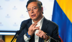 Cette photo distribuée par la présidence colombienne montre le président colombien Gustavo Petro,lors d'une conférence de presse au palais présidentiel de Nariño à Bogota, le 23 octobre 2025 ( Colombian Presidency / Juan Diego Cano )