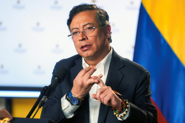Cette photo distribuée par la présidence colombienne montre le président colombien Gustavo Petro,lors d'une conférence de presse au palais présidentiel de Nariño à Bogota, le 23 octobre 2025 ( Colombian Presidency / Juan Diego Cano )