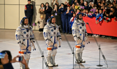 Les astronautes chinois de la mission Shenzhou-21 avant leur décollage le vendredi 31 octobre 2025 depuis le pas de tir de Jiuquan (nord-ouest) ( AFP / HECTOR RETAMAL )