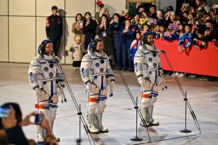Les astronautes chinois de la mission Shenzhou-21 avant leur décollage le vendredi 31 octobre 2025 depuis le pas de tir de Jiuquan (nord-ouest) ( AFP / HECTOR RETAMAL )