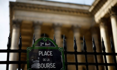 Un panneau "Place de la Bourse" est visible devant le Palais Brongniart, ancienne Bourse de Paris