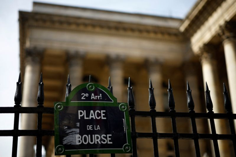 Un panneau "Place de la Bourse" est visible devant le Palais Brongniart, ancienne Bourse de Paris