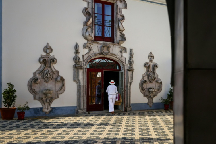 L'entrée de l'hôtel Vermelho, propriété du créateur français Christian Louboutin, à Melides, le 24 septembre 2025 dans le sud-ouest du Portugal ( AFP / Patricia DE MELO MOREIRA )