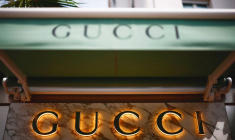 Le logo de Gucci à Cannes