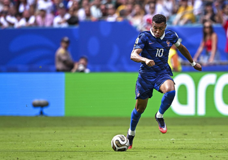 Mbappé à gauche chez les Bleus : retour vers le passé
