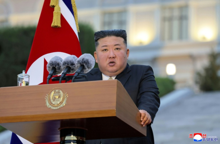 Le dirigeant nord-coréen Kim Jong Un prononce un discours sur cette photo diffusée par l'agence KCNA, le 30 septembre 2026 à Pyongyang ( KCNA VIA KNS / STR )