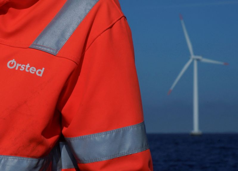 Le logo d'Orsted est visible sur la veste portée par un employé du parc éolien offshore d'Orsted près de Nysted