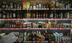 Des produits alimentaires sont à la vente dans une épicerie privée de La Havane, le 24 juin 2026 ( AFP / YAMIL LAGE )