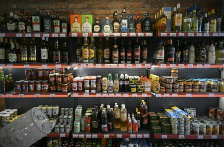 Des produits alimentaires sont à la vente dans une épicerie privée de La Havane, le 24 juin 2026 ( AFP / YAMIL LAGE )