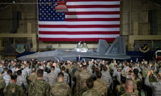 Donald Trump face à des troupes américaines, à la base d'Elmendorf-Richardson, en février 2019 ( AFP / SAUL LOEB )