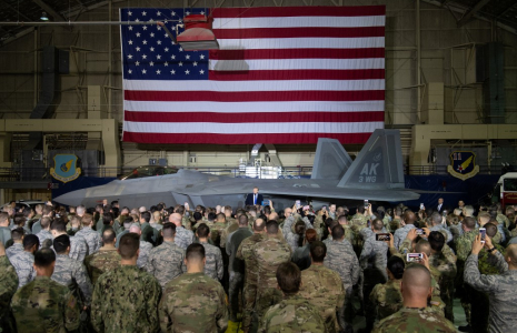 Donald Trump face à des troupes américaines, à la base d'Elmendorf-Richardson, en février 2019 ( AFP / SAUL LOEB )