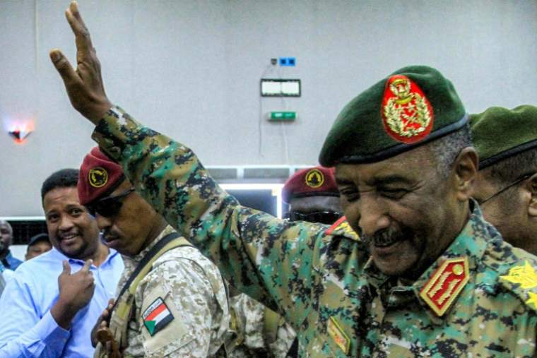 Le chef de l'armée soudanaise, le général Abdel Fattah al-Burhane, lors d'une opération de soutien aux familles de victimes de la guerre, le 26 avril 2025 à Port-Soudan ( AFP / Ebrahim Hamid )