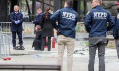 Devant le tribunal de New York où une personne s'est immolée par le feu