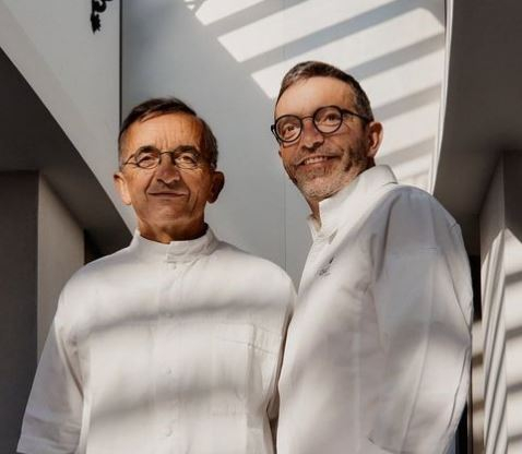 Suspendu dans le ciel de Paris, ce restaurant a une âme à découvrir de toute urgence crédit photo : Capture d’écran Instagram @halle_aux_grains_bras_paris / @julieandrieu.offciel