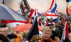 Des manifestants agitent des drapeaux néerlandais lors d'un défilé anti-immigration, à La Haye le 20 septembre 2025 ( ANP / Josh Walet )