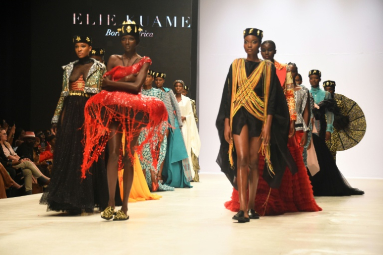 Des mannequins présentent les créations du styliste Elie Kuame, lors de la Fashion Week de Lagos, le 28 octobre 2022 au Nigeria ( AFP / PIUS UTOMI EKPEI )
