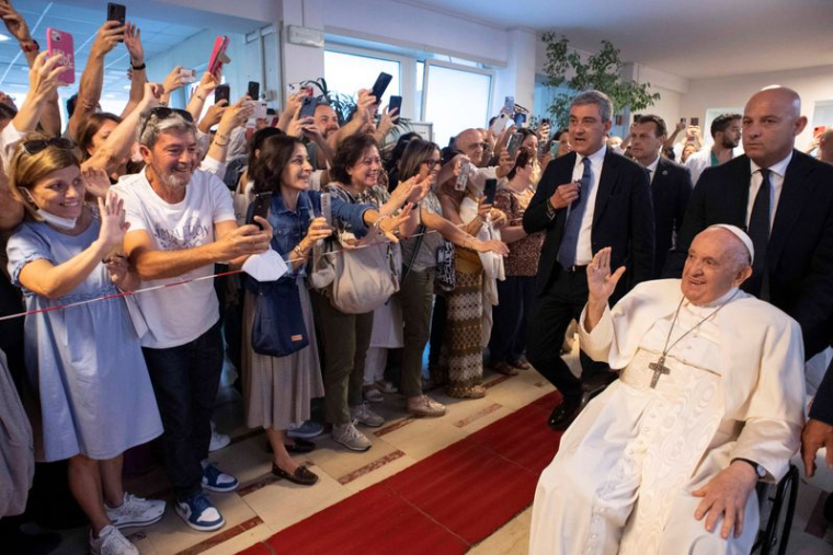 Le pape François est sorti de l'hôpital Gemelli à Rome