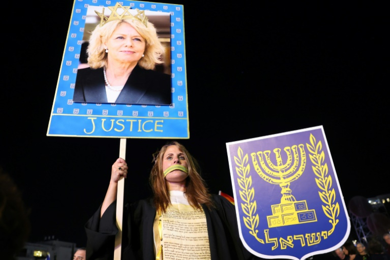 Un portrait de la procureure générale d'Israël, Gali Baharav-Miara, lors d'une manifestation contre les mesures prises par le gouvernement israélien pour la révoquer, le 27 mars 2025 à Tel-Aviv ( AFP / Jack GUEZ )