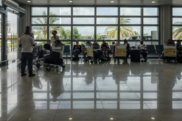 Des passagers attendent pour prendre leur avion à l'aéroport international de Zanzibar, en Tanzanie, le 30 octobre 2025 ( AFP / MARCO LONGARI )