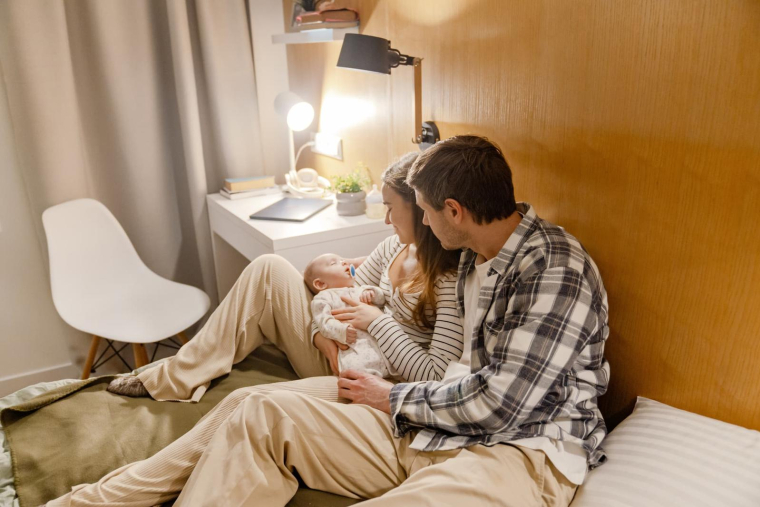 Anticiper la baisse de revenus, adapter son budget et constituer une épargne de précaution permet de mieux préparer son congé parental ( Shutterstock )