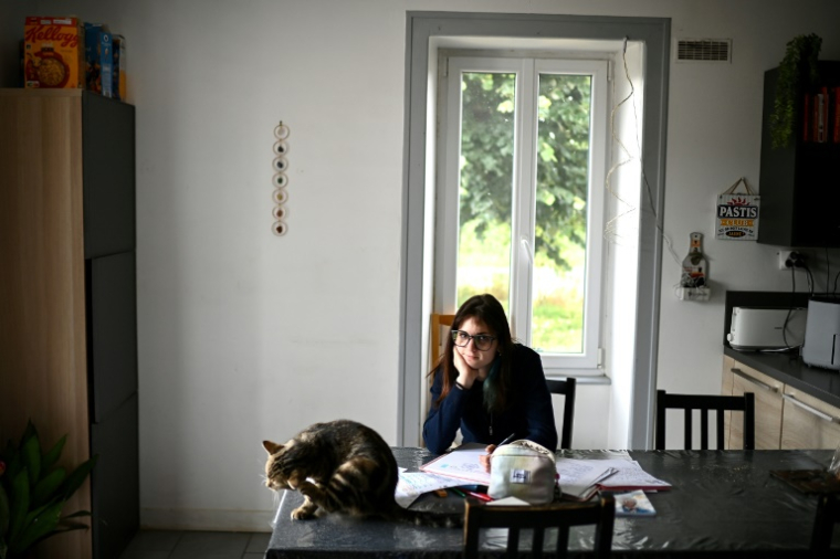 La lycéenne Clémentine Avogadro fait ses devoirs chez elle à Saint-Aubin-le-Cloud, le 4 juin 2025 dans les Deux-Sèvres ( AFP / Christophe ARCHAMBAULT )