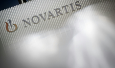 Novartis compte supprimer 550 postes en Suisse d'ici fin 2027 dans le cadre d'une modernisation d'une usine où il compte cesser la production de comprimés et capsules pour se concentrer sur les thérapies cellulaires ( AFP / GABRIEL MONNET )