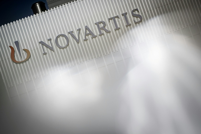 Novartis compte supprimer 550 postes en Suisse d'ici fin 2027 dans le cadre d'une modernisation d'une usine où il compte cesser la production de comprimés et capsules pour se concentrer sur les thérapies cellulaires ( AFP / GABRIEL MONNET )