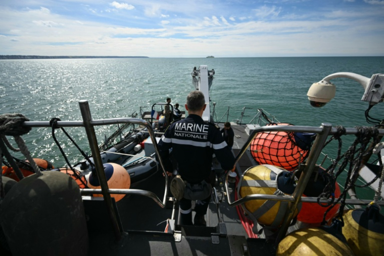 Le capitaine de corvette Jacquelin du Réau, commandant du chasseur de mines L'Aigle, sur le pont du navire, au large de Dieppe, le 14 avril 2026 en Normandie ( AFP / Lou BENOIST )