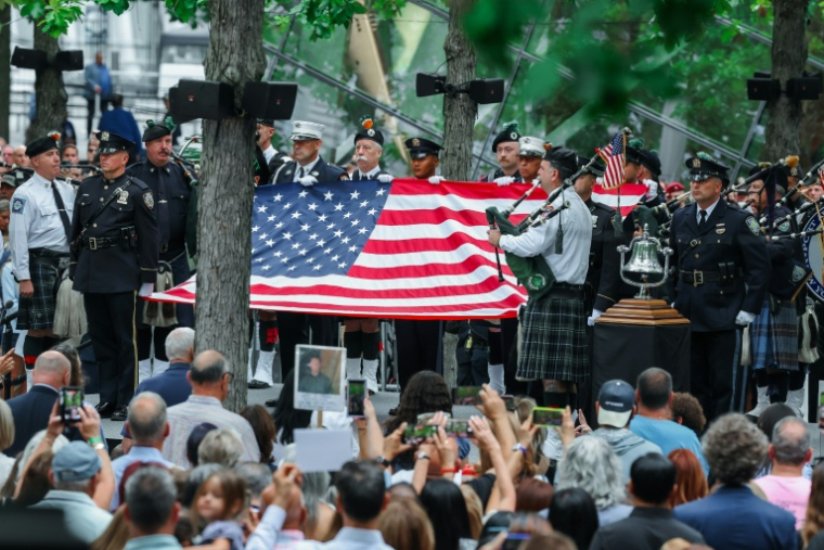 Des membres des services de police et d'incendie de New York hissent un drapeau américain lors de la commémoration du 25e anniversaire des attentats du 11 septembre 2001, au Mémorial national du 11 septembre à New York, le 11 septembre 2026 ( POOL / Olga Fedorova )