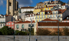 Une femme marche à Campo das Cebolas, un quartier de Lisbonne, le 18 novembre 2025 ( AFP / PATRICIA DE MELO MOREIRA )