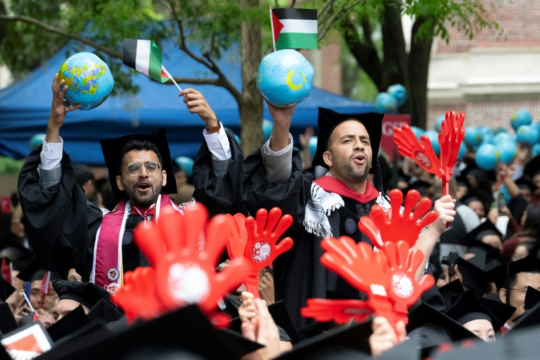 Des étudiants diplômés brandissent des drapeaux palestiniens à l'université Harvard Yard, à Cambridge (Massachusetts), aux Etats-Unis, le 29 mai 2025 ( AFP / Rick Friedman )