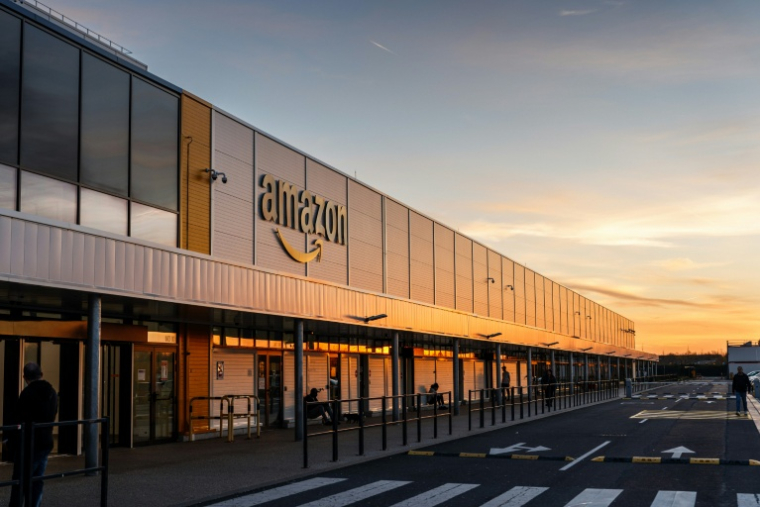 Dans l'entrepôt Amazon de Brétigny-sur-Orge, en Essonne, construit en 2019, jusqu'à un million de colis sont gérés en 24 heures ( AFP / Dimitar DILKOFF )