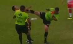 Un arbitre péruvien met un high kick à un membre du staff