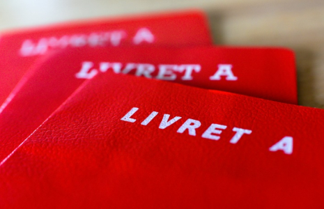 Le Livret A, boudé par les épargnants depuis la baisse de son taux en début d'année, a retrouvé des couleurs en mai, avant un nouveau recul très probable de son rendement cet été ( AFP / Denis CHARLET )