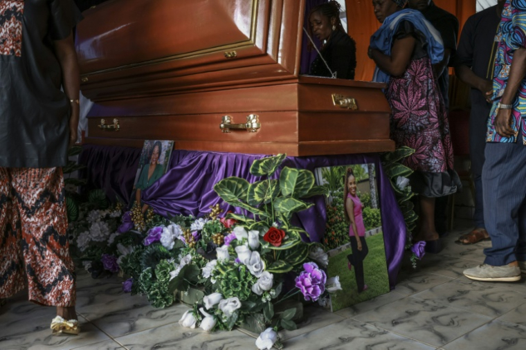 Des proches veillent la dépouille de Géraldine, victime de féminicide, dans une chapelle de l'hôpital Jamot à Yaoundé, le 18 septembre 2026 ( AFP / Daniel BELOUMOU OLOMO )