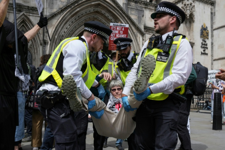 Des policiers dispersent des manifestants rassemblés devant la Cour royale de justice, alors que la Haute Cour rend son verdict sur l'interdiction du groupe Palestine Action, le 15 juin 2026 à Londres ( AFP / CARLOS JASSO )