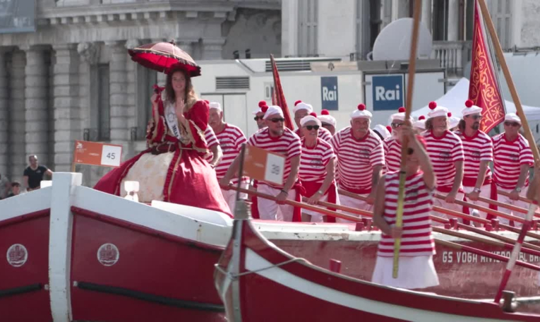 Italie : des gondoles et bateaux célèbrent la régate historique de Venise