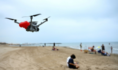 Un drone de la société Instadrone survole la zone lors d'une opération de test visant à appuyer la surveillance des plages et à prévenir les noyades dans la station balnéaire de Valras-Plage, dans le sud de la France, le 31 juillet 2026 ( AFP / Gabriel BOUYS )